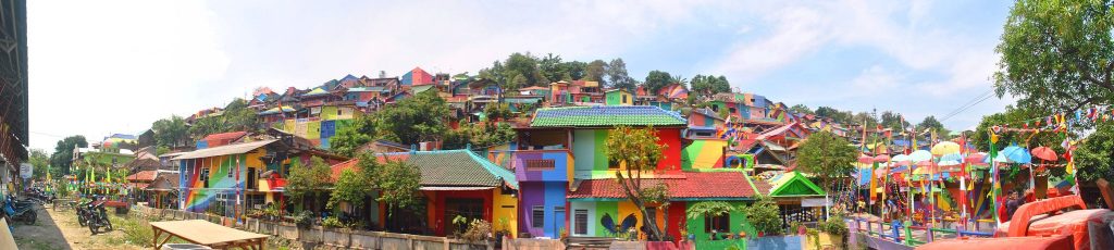Das Regenbogendorf Kampung Pelangi in Indonesien