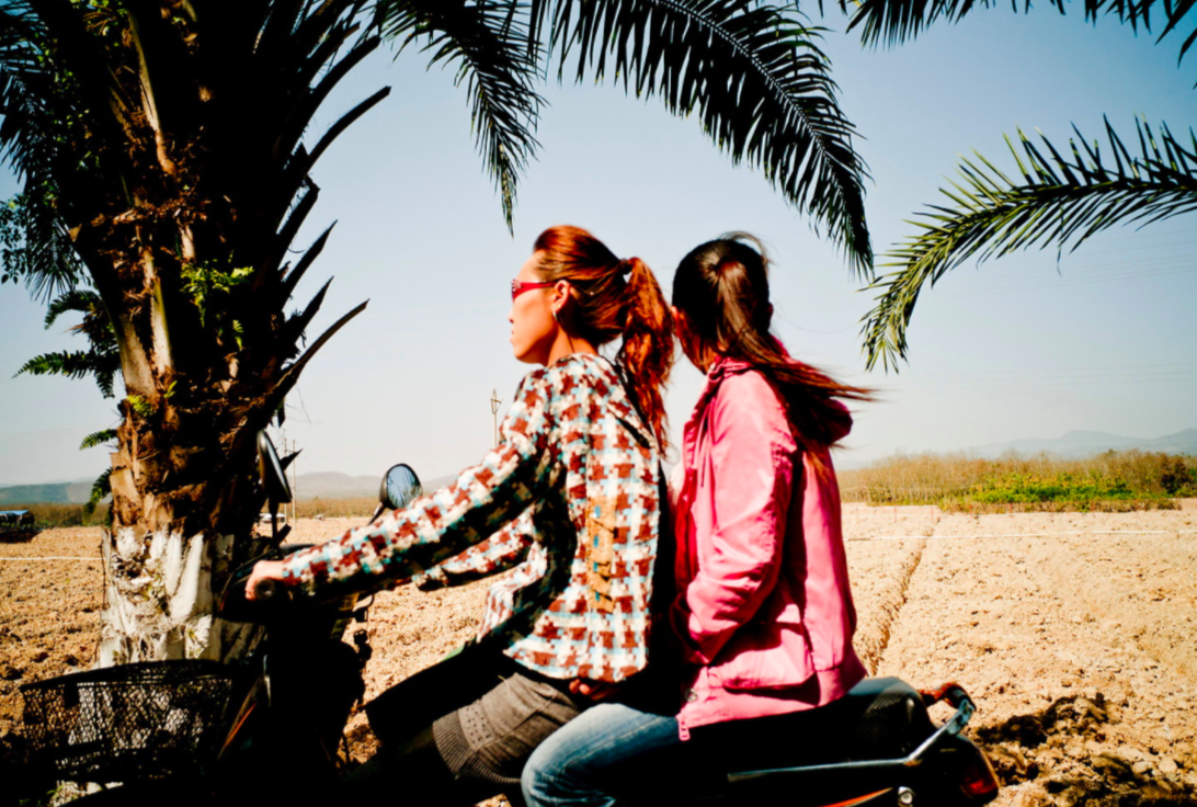 Zwei Frauen auf einem Motorrad in Xishuangbanna, China